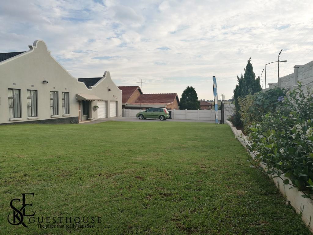 Ske Guesthouse Roodepoort Exteriér fotografie